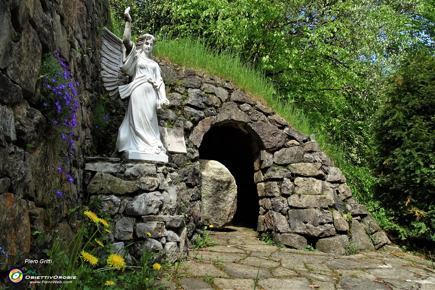 78 Scendo al Santuario seguendo le stazioni della Via Crucis.JPG